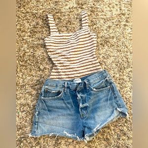 High rise distressed denim shorts 🤍